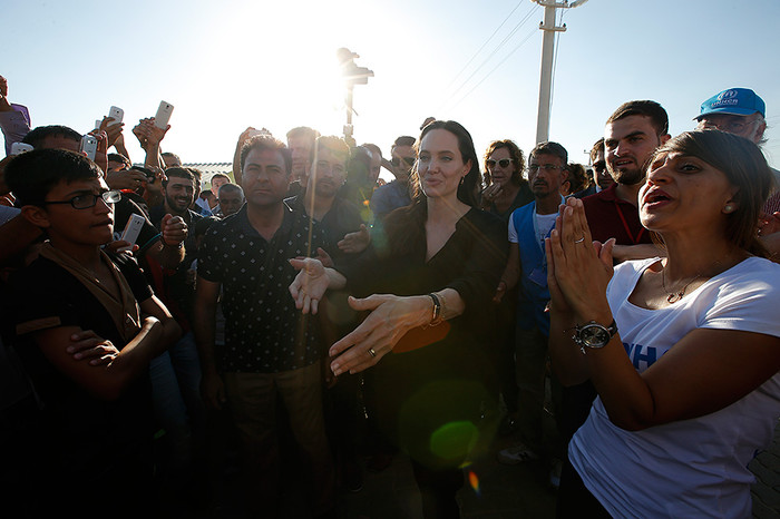 Голливудская актриса и посол доброй воли ООН Анджелина Джоли во время визита в&nbsp;лагерь беженцев