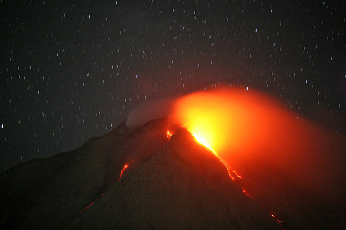 Вулкан Синабунг извергает раскаленную лаву, Северная Суматра, Индонезия