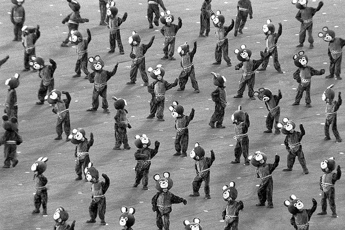 Участники в&nbsp;костюмах олимпийского мишки на&nbsp;открытии Олимпиады-80
