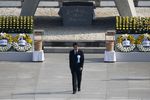 Премьер-министр Японии Синдзо Абэ на церемонии памяти жертв атомной бомбардировки в Парке мира в японском городе Хиросима 