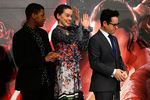 Актеры Джон Бойега, Дейзи Ридли и режиссер Джей Джей Абрамс во время пресс-конференции, посвященной премьере «Звездных войн: Пробуждения Силы», в Токио