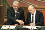 Председатель Верховного Совета РСФСР Борис Ельцин и президент СССР Михаил Горбачев в президиуме IV съезда народных депутатов, 1 апреля 1991 года