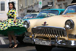 Участница автопробега классических автомобилей «ГУМ-Авторалли» у храма Василия Блаженного