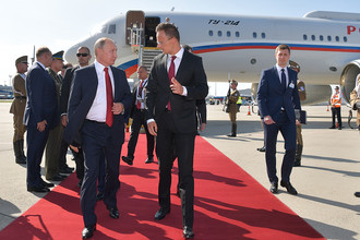Президент РФ Владимир Путин во время встречи в аэропорту Будапешта, 28 августа 2017 года