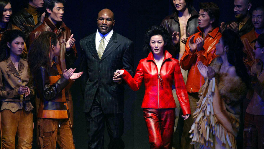 Эвандер Холифилд во время китайской Недели моды в&nbsp;Пекине, 2003&nbsp;год
