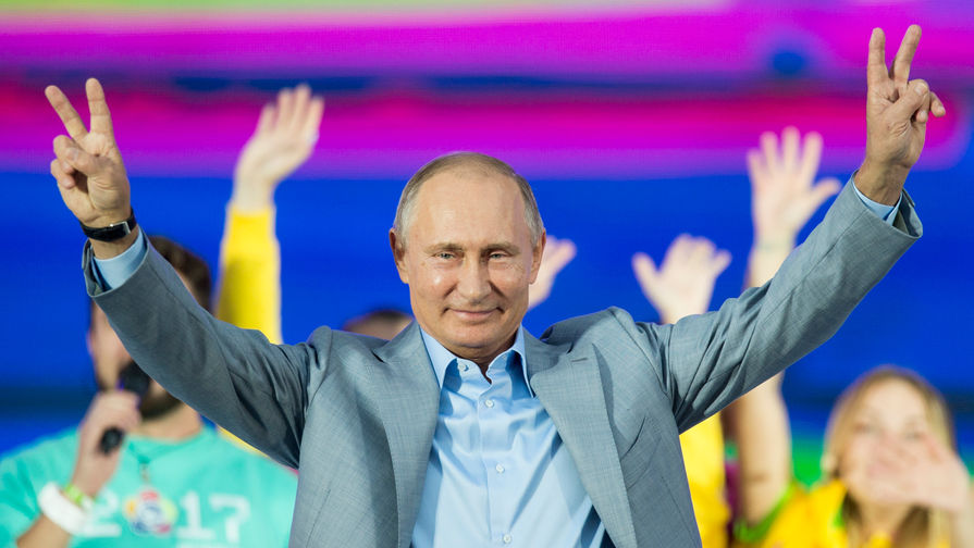 Президент Владимир Путин во время выступления на шоу «Россия» в рамках фестиваля молодежи в Сочи, 21 октября 2017 года