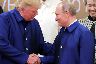 Президент США Дональд Трамп и президент России Владимир Путин пожимают руки во время встречи на саммите АТЭС во Вьетнаме, 10 ноября 2017 года