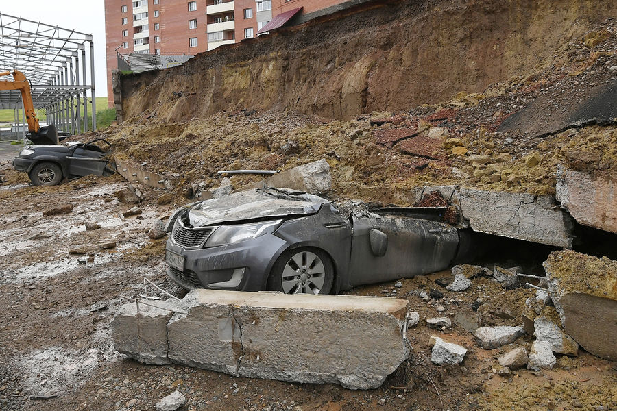 На&nbsp;месте обрушения подпорной стеной возле, жилого дома на&nbsp;проспекте 60-летия образования СССР в&nbsp;Красноярске, 6 августа 2021 года