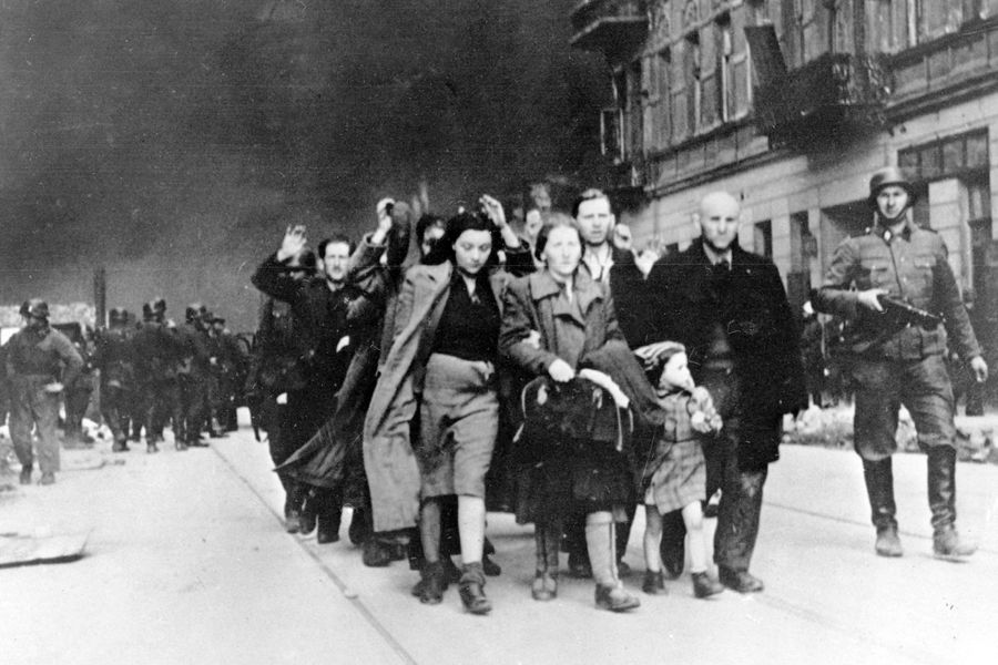 Депортация польских евреев солдатами СС во время уничтожения Варшавского гетто, апрель/май 1943 года