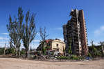 Разрушенные дома на одной из улиц в Мариуполе, июнь 2022 года