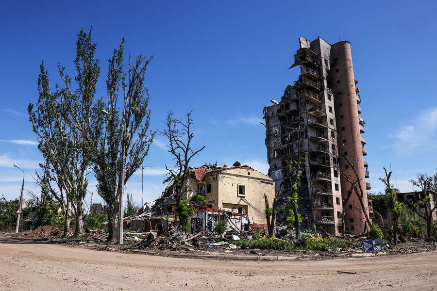 Разрушенные дома на&nbsp;одной из&nbsp;улиц в&nbsp;Мариуполе, июнь 2022&nbsp;года