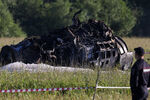 Сотрудник полиции на месте падения военно-транспортного самолета Ил-76 в Рязанской области, 24 июня 2022 года
