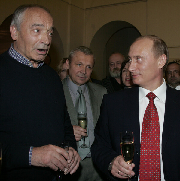 Актер Валентин Гафт и президент РФ Владимир Путин (слева направо на&nbsp;первом плане) в&nbsp;театре &laquo;Современник&raquo; в&nbsp;Москве, 14&nbsp;апреля 2006&nbsp;года