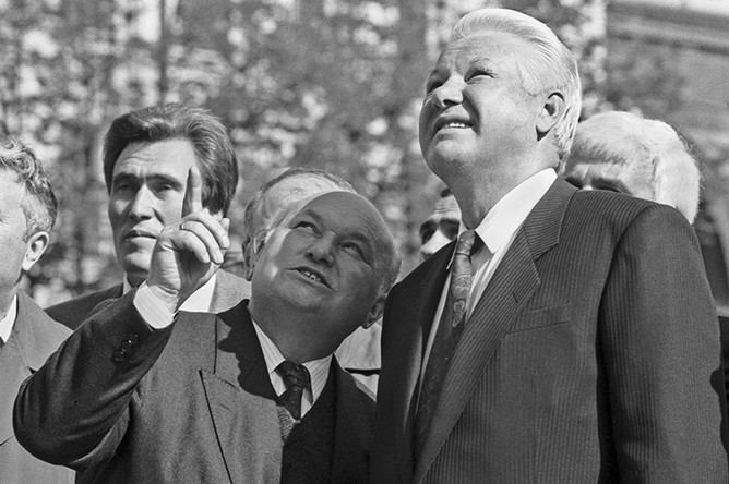 1993 год. Президент РФ Борис Ельцин и мэр Москвы Юрий Лужков