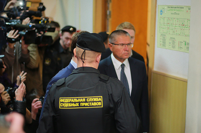 Министр экономического развития Алексей Улюкаев в Басманном суде, 15 ноября 2016 года