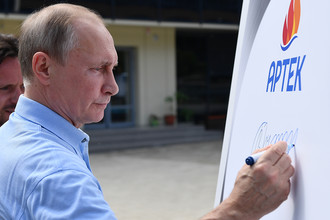 Президент России Владимир Путин во время посещения детского центра «Артек» на полуострове Крым, 24 июня 2017 года