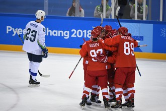 Российские хоккеисты радуются забитой шайбе в матче Россия - Словения на Олимпиаде-2018