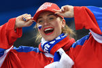 Российская болельщица во время четвертьфинального матча Россия - Норвегия по хоккею среди мужчин на XXIII зимних Олимпийских играх