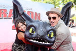 Джулиан МакМэхон с женой Келли Паниагуа на премьере фильма «Как приручить дракона 2», 2014 год 