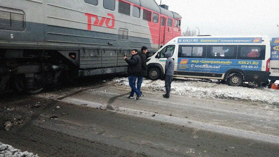На&nbsp;месте столкновения маршрутки и локомотива в&nbsp;Санкт-Петербурге, 27 декабря 2018 года