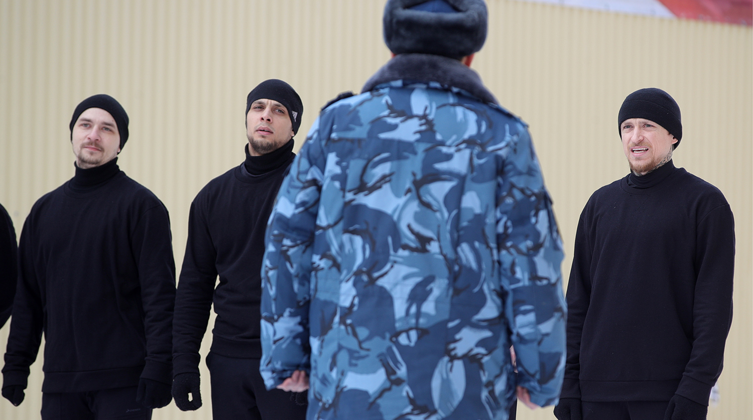 Футболист Павел Мамаев (справа) во время футбольного матча в Бутырском СИЗО №2.