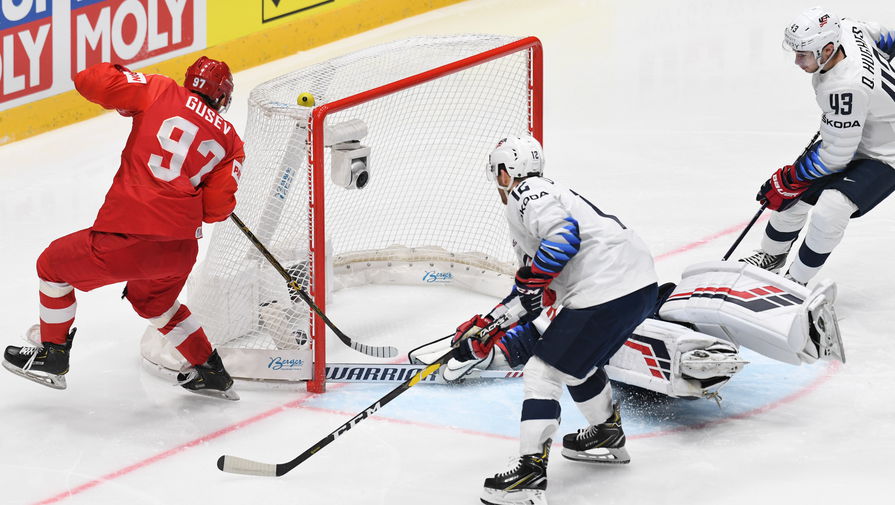 Игрок сборной России Никита Гусев забрасывает шайбу в ворота сборной США в матче группового этапа чемпионата мира по хоккею между сборными командами России и США.