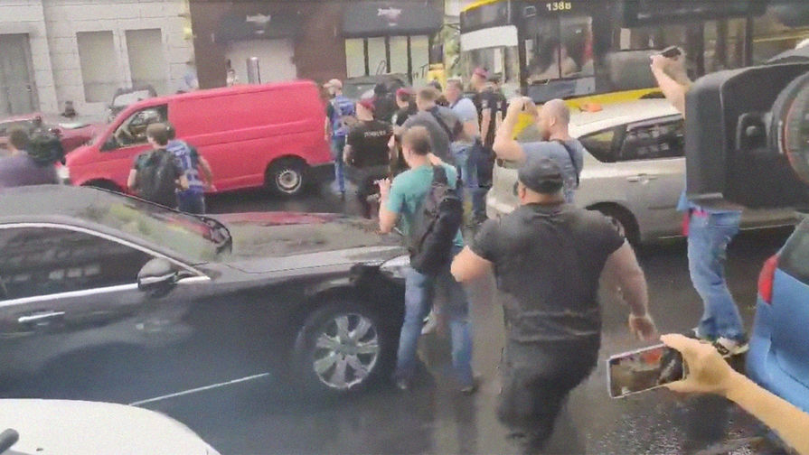 Кадр из видео с нападением на автомобиль экс-президента Украины Петра Порошенко около здания Государственного бюро расследований в Киеве, 25 июля 2019 года