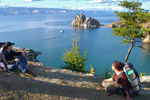 Туристы во время отдыха у пролива Малое Море озера Байкал