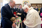Александр Лукашенко с сыном Николаем преподносят букварь папе Римскому Бенедикту XVI в Ватикане, 2009 год