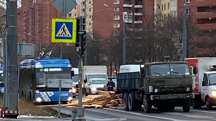 В Санкт-Петербурге КамАЗ завалил дорогу досками