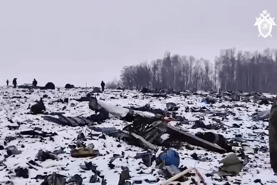 Обстановка у места крушения самолета Ил-76 в Белгородской области