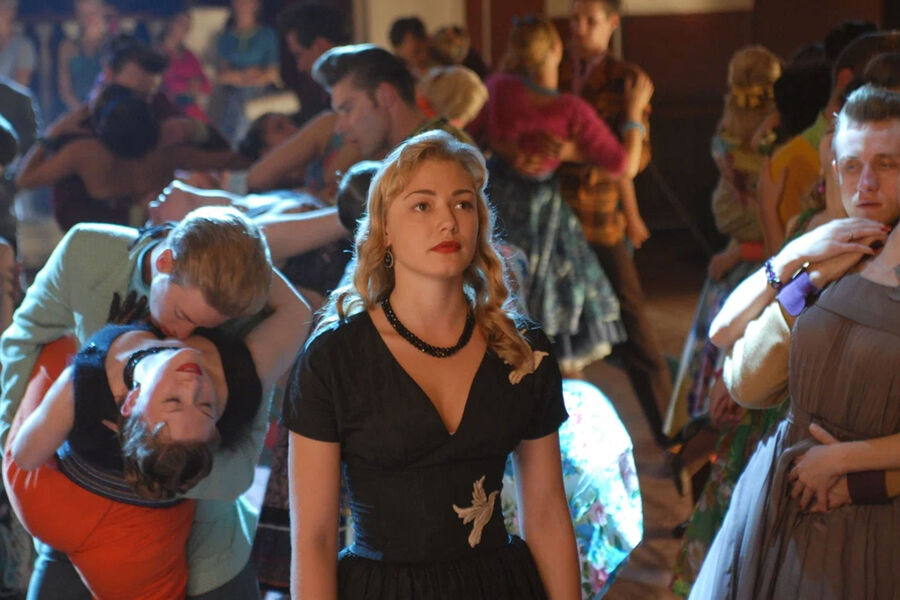 <b>«Стиляги», реж. Валерий Тодоровский</b>
<br><br>
<b>Где и когда смотреть:</b> в&nbsp;кино &mdash; с&nbsp;11 декабря
<br><br>
Повторный прокат выдающегося мюзикла Валерия Тодоровского о&nbsp;юных модниках в&nbsp;Москве 50-х (Антон Шагин, Оксана Акиньшина, Максим Матвеев и другие), которые радуются жизни под&nbsp;хиты советского рока 70-х&ndash;80-х в&nbsp;обработке Константина Меладзе. Картина будет впервые показана на&nbsp;больших экранах в&nbsp;расширенной режиссерской версии.