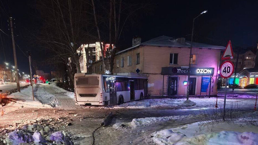 Автобус с новгородцами влетел в здание