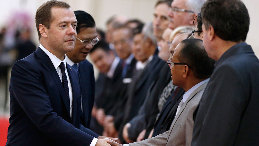 Премьер-министр РФ Дмитрий Медведев и премьер-министр Камбоджи Хун Сен (слева направо) во время церемонии официальной встречи