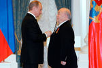 Президент России Владимир Путин награждает Владимира Шаинского орденом «За заслуги перед Отечеством» IV степени в Екатерининском зале Кремля, 2005 год
