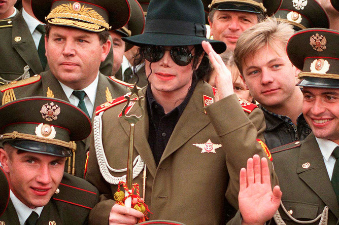 В 1993 году Джексон дал свой первый концерт в Москве. Этот концерт в рамках тура HIStory произвел неизгладимое впечатление на москвичей, до того едва ли видевших шоу подобного уровня, и на город — кажется впервые в своей истории вставший в мертвую пробку
