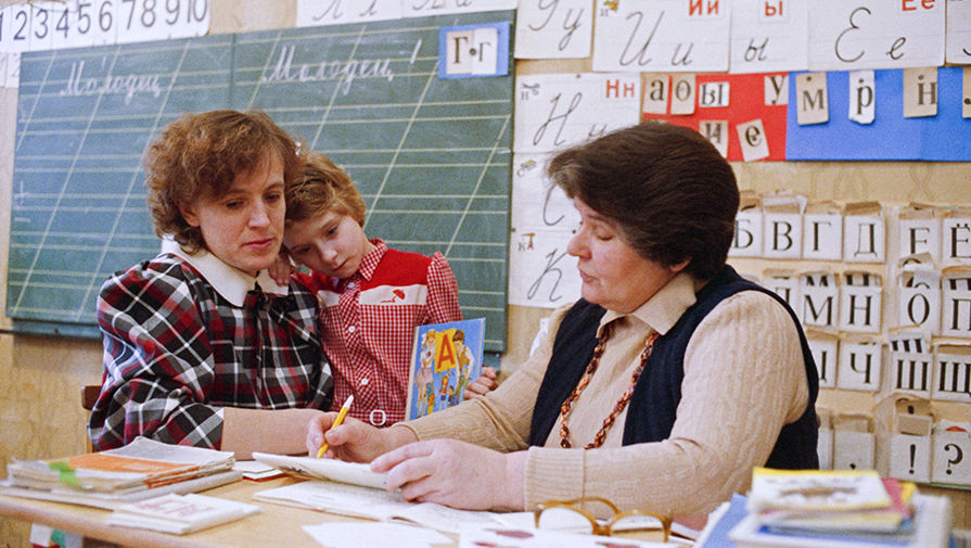 Учительница (справа) во время дачи рекомендаций по учебе, 90-е годы