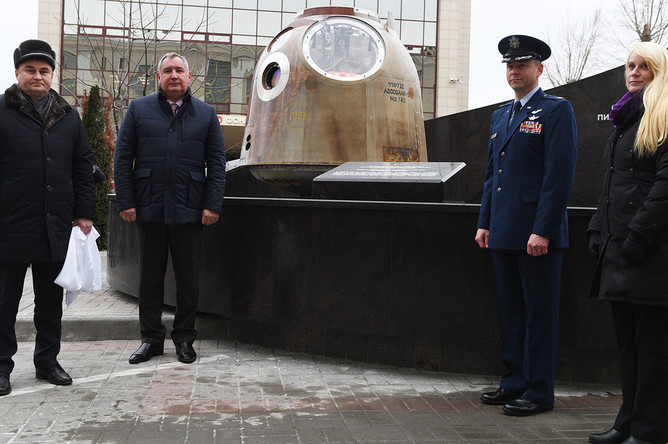 Член основного экипажа 59/60-й длительной экспедиции на Международную космическую станцию (МКС) космонавт Роскосмоса Алексей Овчинин, генеральный директор Государственной корпорации по космической деятельности «Роскосмос» Дмитрий Рогозин, член основного экипажа 59/60-й длительной экспедиции на Международную космическую станцию (МКС) астронавт NASA Ник Хейг (слева направо) на открытии памятника спускаемому аппарату пилотируемого корабля «Союз МС-10» на Бережковской набережной у здания Объединенной ракетно-космической корпорации (ОРКК) в Москве, 2 декабря 2019 года