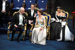 Король Швеции Карл XVI Густав и королева Сильвия во время церемонии вручения Нобелевской премии в Стокгольме, 10 декабря 2019 года