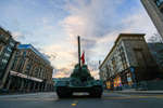 Танк Т-34-85 во время передислокации на Красную площадь для репетиции парада Победы, посвященного 77-й годовщине Победы в Великой Отечественной войне в Москве, 28 апреля 2022 года