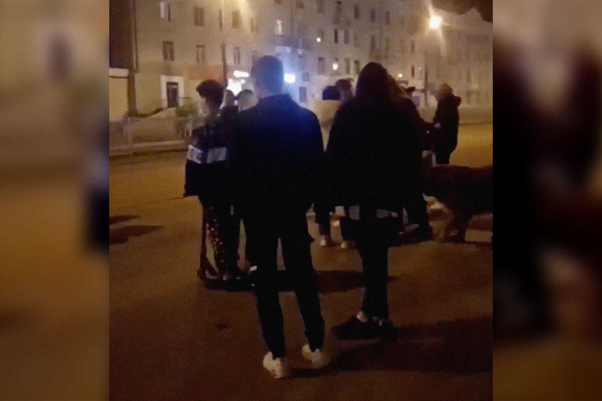 Нападение ночью. Драка мигрантов в Екатеринбурге. Парень с девушкой ночью. Нападение на девушку на улице. В Екатеринбурге таджик избил парня.