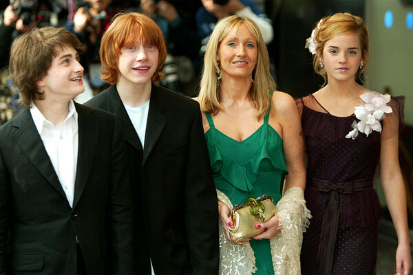 Дэниел Рэдклифф, Руперт Гринт, Джоан Роулинг и Эмма Уотсон на премьере фильма «Гарри Поттер и Узник Азкабана» в Лондоне, 2004 год