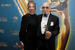 <b>Михаил Шуфутинский и Светлана Уразова (разница в возрасте 28 лет)</b>
<br><br>
В 2020-м певец, которому было тогда 72 года, начал называть своей женой 44-летнюю Светлану Уразову, артистку его шоу-балета «Атаман», которая пришла в коллектив еще в 90-е. Об официальной церемонии бракосочетания, впрочем, не сообщалось.
<br>
Их отношения завязались после кончины супруги Михаила Шуфутинского Маргариты в 2015-м. Позже он признавался, что и раньше добивался благосклонности Светланы, но получал отказ, поскольку был женат. «Мы знакомы уже 25 лет. Я был женат тогда, а она мне отказывала. В трудный момент, когда я остался один, Светлана единственная поняла меня. У нее тогда вспыхнули чувства. Чувства до сих пор не иссякают. Я понимаю, что жив, ведь со мной рядом самый близкий человек. Вся моя семья хорошо приняла Свету», — говорил Шуфутинский.