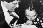 Билл и Хиллари Клинтон с новорожденной дочерью Челси, 1980 год