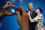 Девушка фотографируется с фигурой бывшего президента США Билла Клинтона на открытии музея в Шанхае, 2006 год