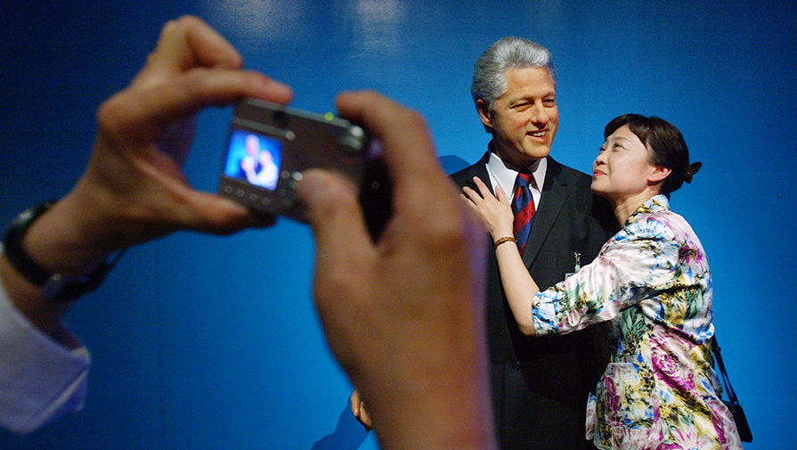 Девушка фотографируется с&nbsp;фигурой бывшего президента США Билла Клинтона на&nbsp;открытии музея в&nbsp;Шанхае, 2006&nbsp;год
