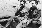 Полковник Леонид Брежнев и подполковник Авксентий Тихоступ (справа налево) накануне штурма Новороссийска в 1943 году. Из архива музея города Новороссийска