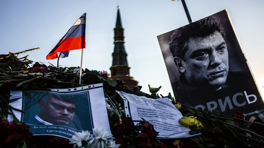 Мемориал на месте убийства Бориса Немцова на Большом Москворецком мосту в центре Москвы, 11 марта 2015 года