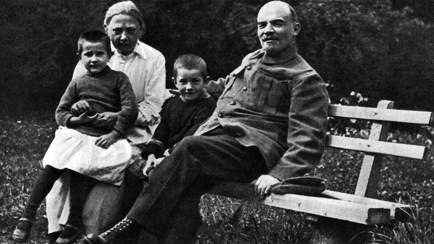 В.И.Ленин и Н.К.Крупская с племянником Ленина Виктором и дочерью рабочего Верой, 1922 год