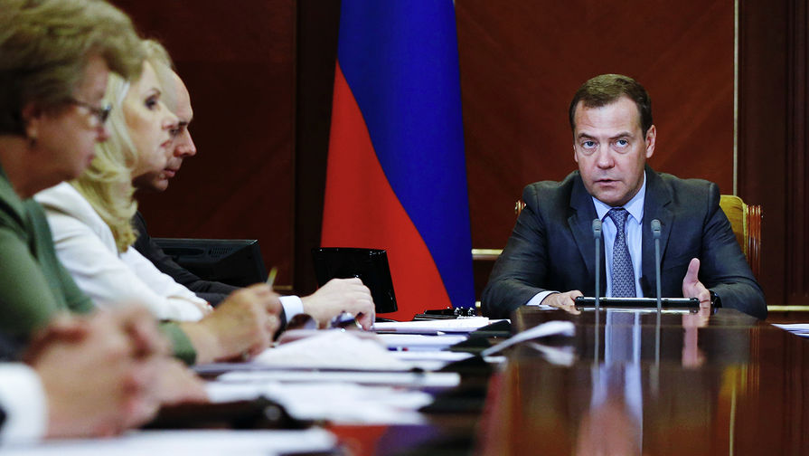 Председатель правительства России Дмитрий Медведев во время совещания о мерах по развитию экономики и социальной сферы, 26 июня 2018 года